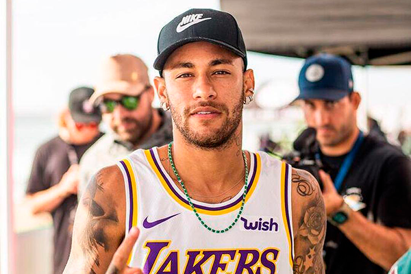 Após terminar namoro, Neymar é visto em balada com antigo affair