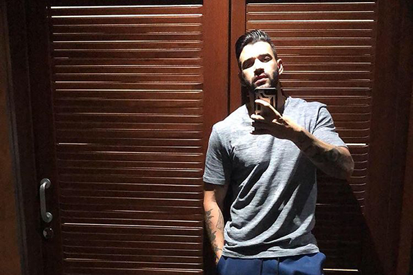 Longe de casa, Gusttavo Lima se emociona ao falar com o filho