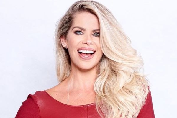 Às vésperas do casamento, Karina Bacchi está a todo vapor e exibe um corpaço!