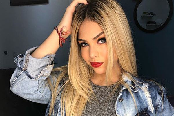 Aos 11 anos, Melody usa fantasia adulta e é criticada na web