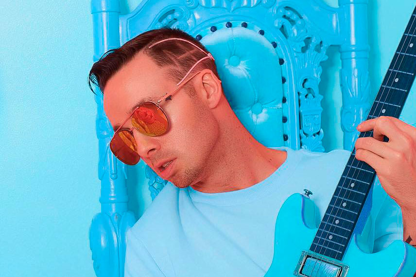 Cantor morre após cair de asa de avião durante gravação de clipe
