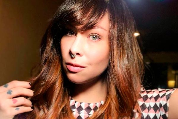 Pitty posta foto raríssima da filha e fãs não poupam elogios