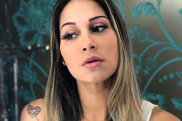 Mayra Cardi aparece amamentando a filha e faz declaração emocionante