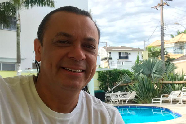 Frank Aguiar ganha beijão da esposa gata em viagem pra lá de romântica