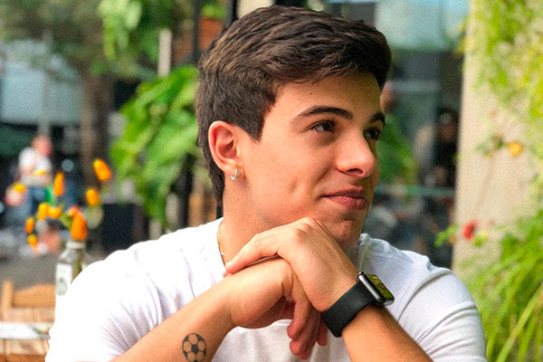 Thomaz Costa olhando para o lado