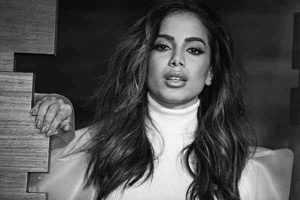 Anitta usa maiô estampado com óculos de sol e monta look básico de 3 mil reais!