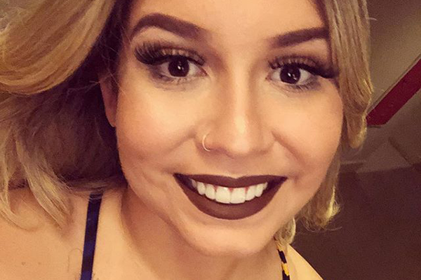 Marília Mendonça corta a cabeça para mostrar look IMPECÁVEL com plumas