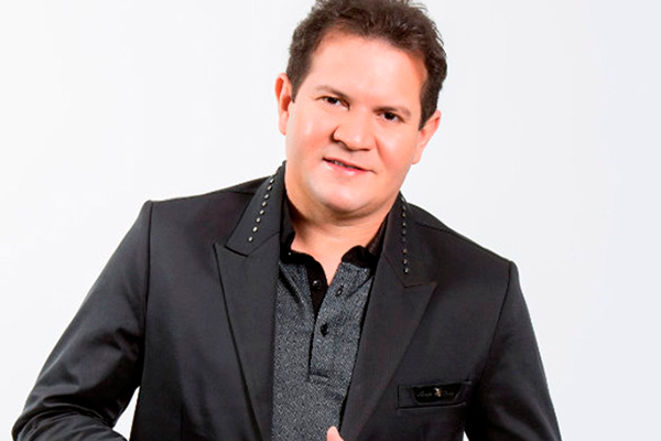 Ximbinha posa todo apaixonado com nova mulher em mansão que morava com Joelma