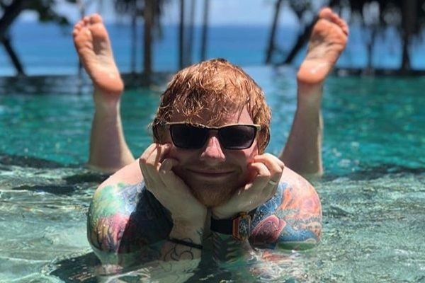 Como assim? Ed Sheeran coloca as cuecas à venda!
