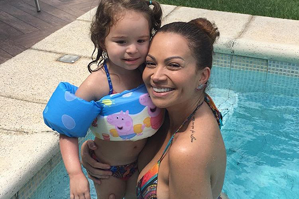 Filha de Solange Almeida faz aniversário e ganha festão temático