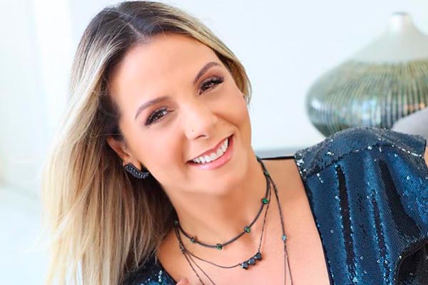 Carla Perez posa com vestido bufante e exibe cintura fininha