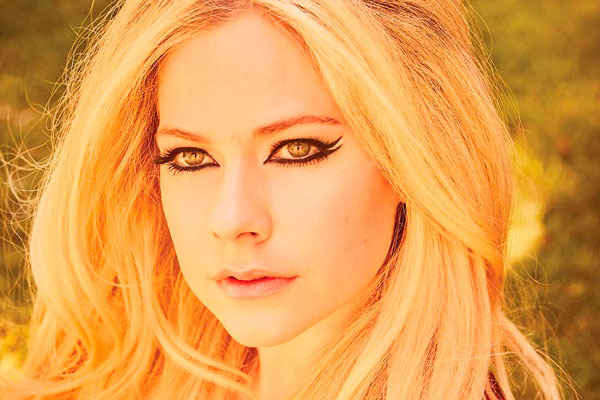 Pela primeira vez, Avril Lavigne fala sobre teoria de que morreu e foi substituída