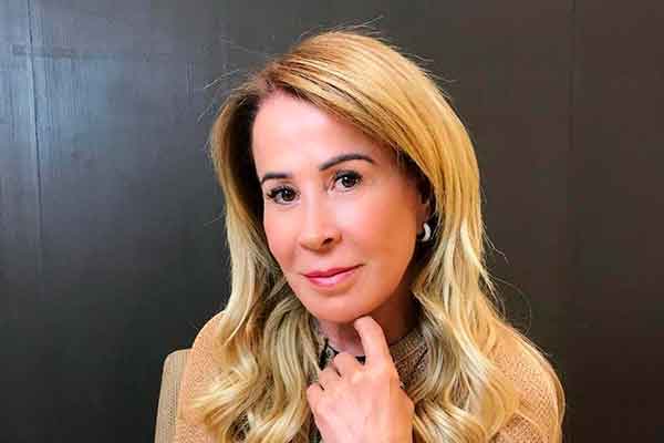 Aos 60 anos, Zilu posa com vestido quase transparente e mostra seu PODER!
