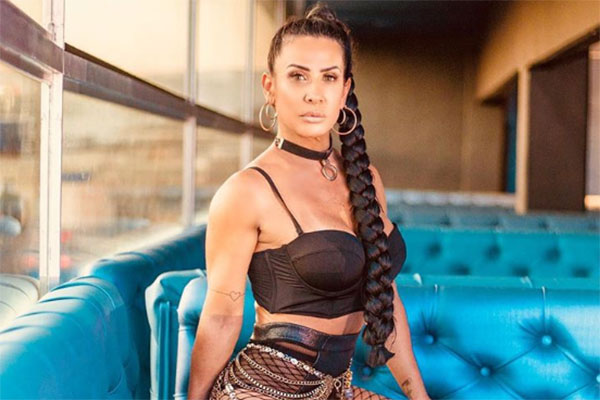 Scheila Carvalho faz declaração para marido em plena Torre Eiffel