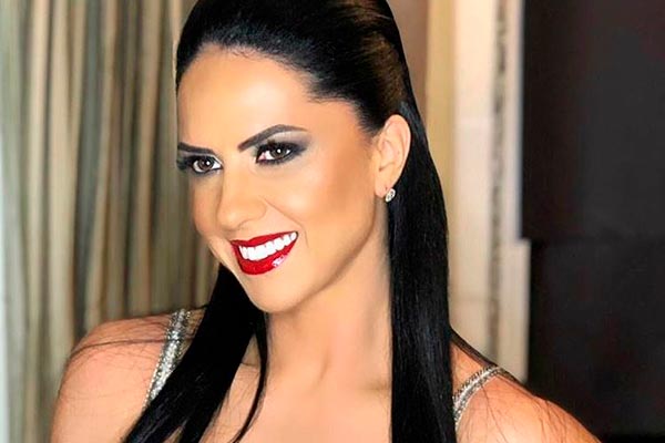 Graciele Lacerda aposta no pretinho básico e deixa cintura finíssima à mostra