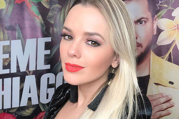 Thaeme causa na web ao usar estampa infantil em look com jeans