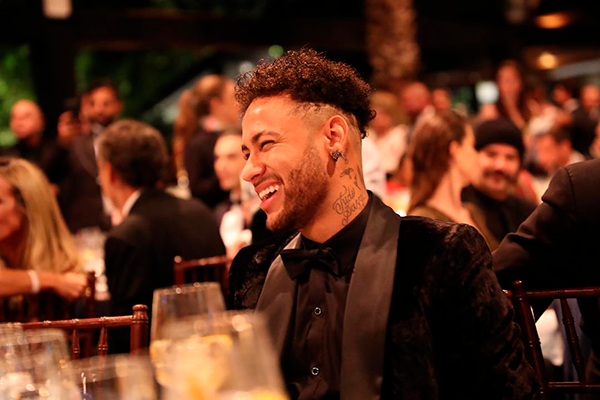 Em foto encantadora, Neymar se declara para o filho