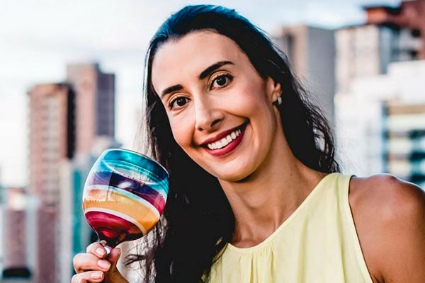 Sheilla Castro mostra o rostinho das gêmeas e encanta a web