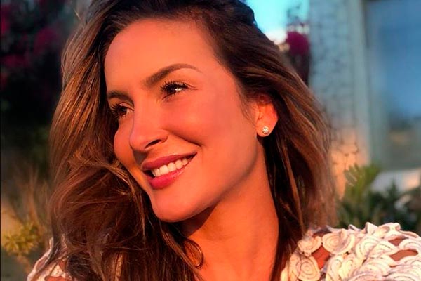 Claudia Leitte aposta em transparência e deixa tudo à mostra