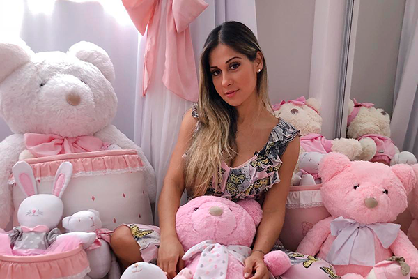 Mayra Cardi posta foto encantadora da filha recém-nascida