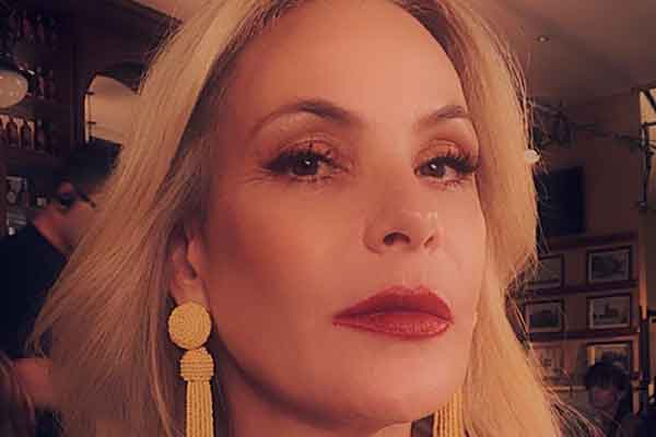 Adeus, loiraça? Carolina Ferraz quer voltar a ter cabelo escuro e curto e posta foto