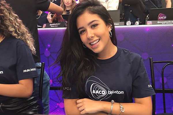 Cinthia Cruz investe em calça rasgada e bota branca para o look do Teleton