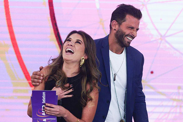 Romance no ar! Henri Castelli dá beijo em Rebeca no palco do Teleton