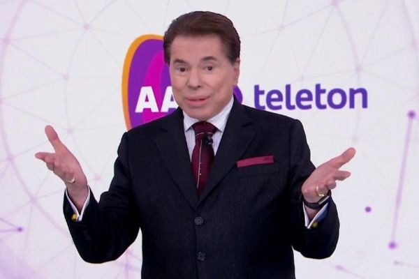 Silvio Santos entra no palco para o encerramento do Teleton 2018