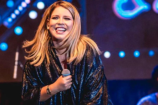 Marília Mendonça posa totalmente sem maquiagem e surpreende fãs
