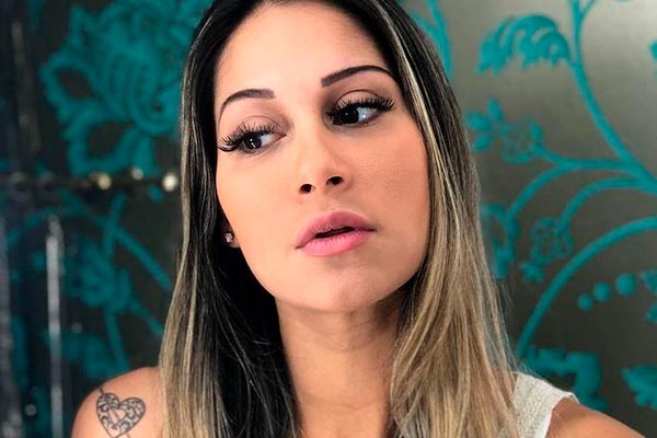 Mayra Cardi dá show de fofura com a filha recém-nascida