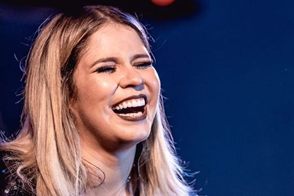 Marília Mendonça posa de vestido florido e mostra corpo magérrimo