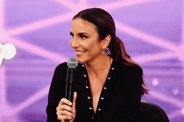 Ivete Sangalo aposta em blusa com decote em X e faz carão lindo