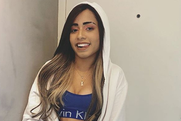 MC Loma investe em look rosa bem chamativo e combina com salto GIGANTE