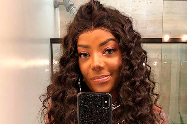 Ludmilla posa de biquíni, mostra curvas e revela tatuagens