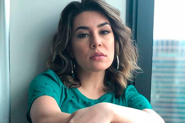 Naiara Azevedo posa com blusa curtinha e exibe corpão