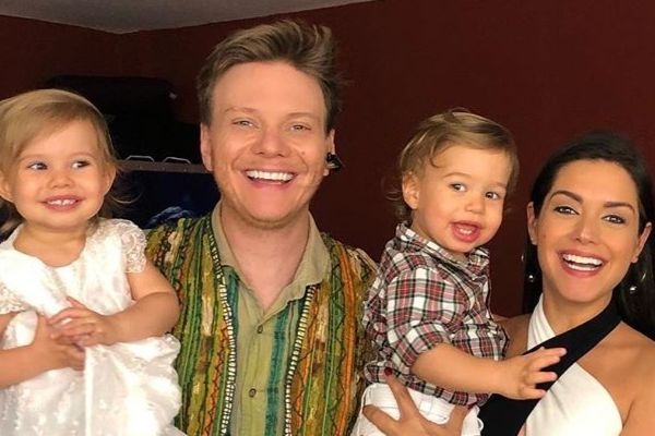 Filha de Michel Teló encanta toda a web com vídeo natalino SUPER fofo!