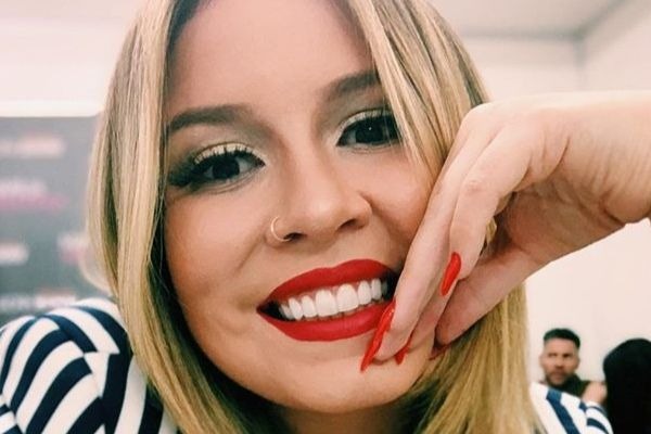 Marília Mendonça deixa cair comida da janela e diverte toda a web!