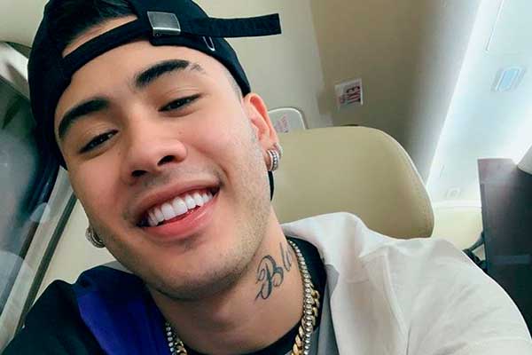 De folga, Kevinho curte feriado em lancha luxuosa 