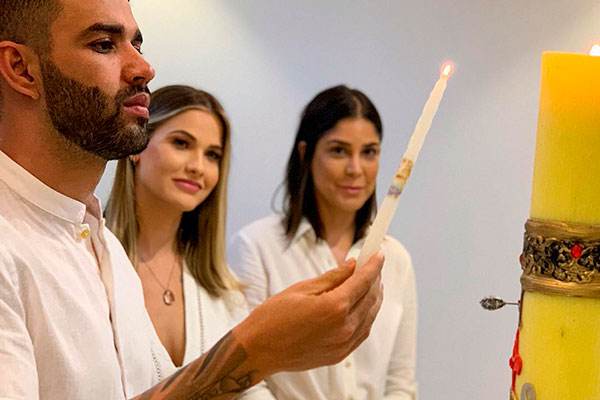 Andressa Suita  e Gusttavo Lima vão à igreja e deixam os filhos na FARRA