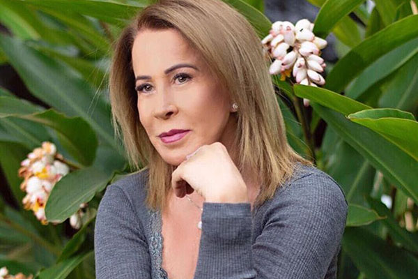 Ao exibir barriguinha, Zilu Camargo é criticada e dá alfinetada em internauta