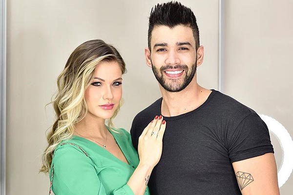 Gusttavo Lima posa com seus dois bebês no colo e encanta internet