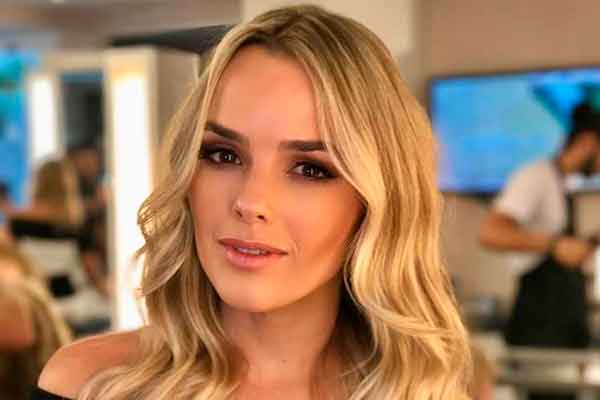 Thaeme usa vestidinho que deixa sua barriguinha de grávida bem à mostra