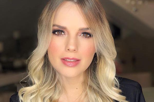 Thaeme anuncia sexo de seu bebê com música emocionante