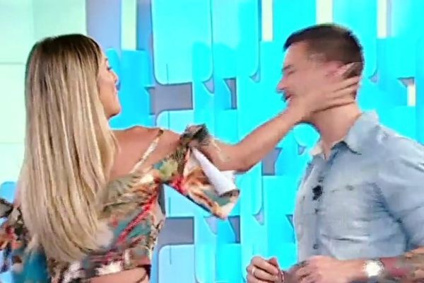 Babado! Lívia Andrade dá tapa em Cartolano ao vivo e palco do Fofocalizando pega fogo!