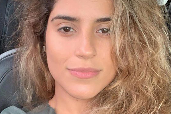 Camilla Camargo aparece com os fios selados e look de veludo BABADEIRO