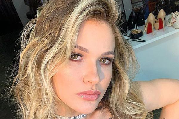 Andressa Suita posa com metade da roupa e fã diz ´Erra, mas é linda´