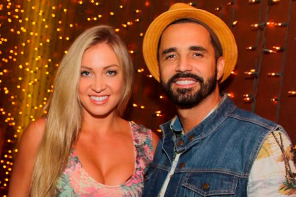 Latino posto foto com ex-noiva e fãs especulam