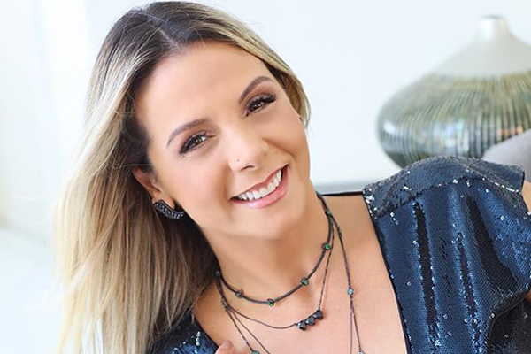 Carla Perez usa cropped com shortinho e arrasa em look verão