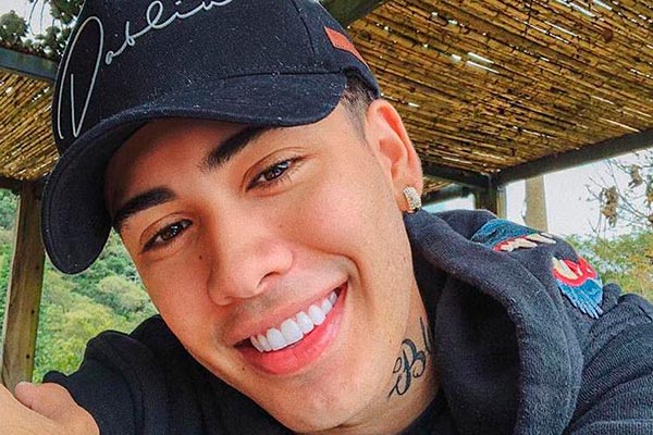 Kevinho tatua bordão no pescoço e divide opiniões