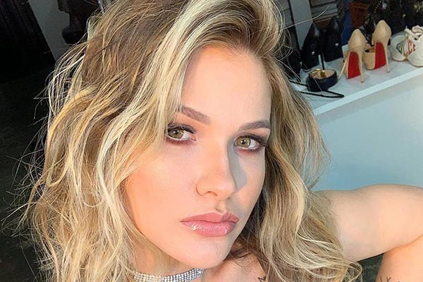 Andressa Suita aparece com look brilhante, saltão e surge BEM magra